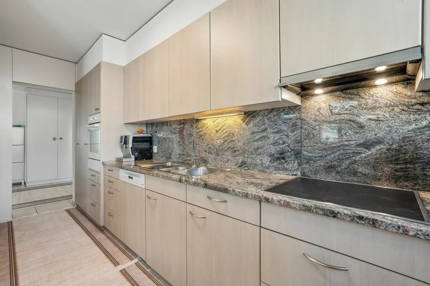 Appartamento spazioso di 170 m² con giardino d'inverno, camino e molto comfort abitativo - Foto 7 di 12