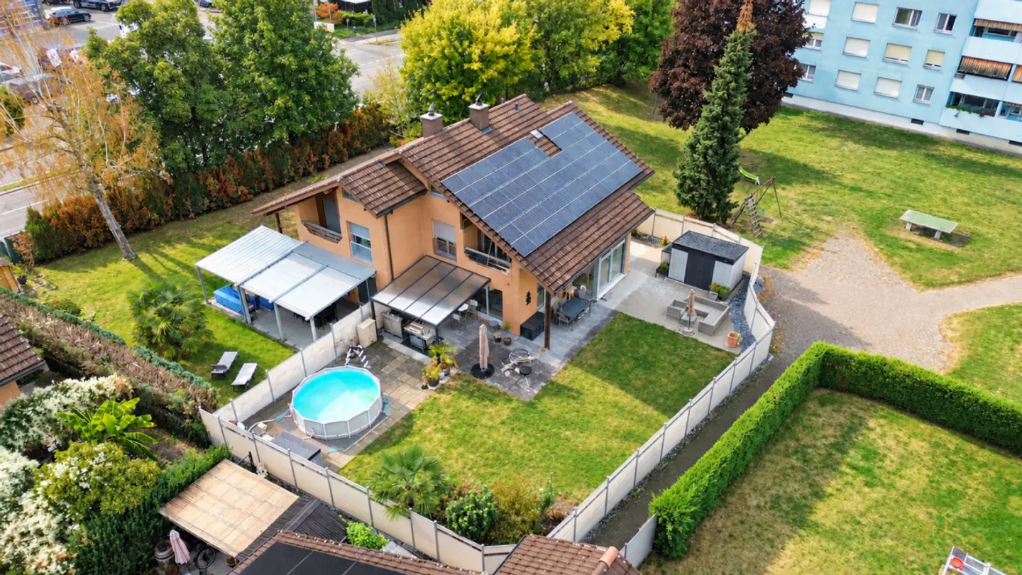 Charmantes Doppeleinfamilienhaus mit Garten - Foto 1 von 13