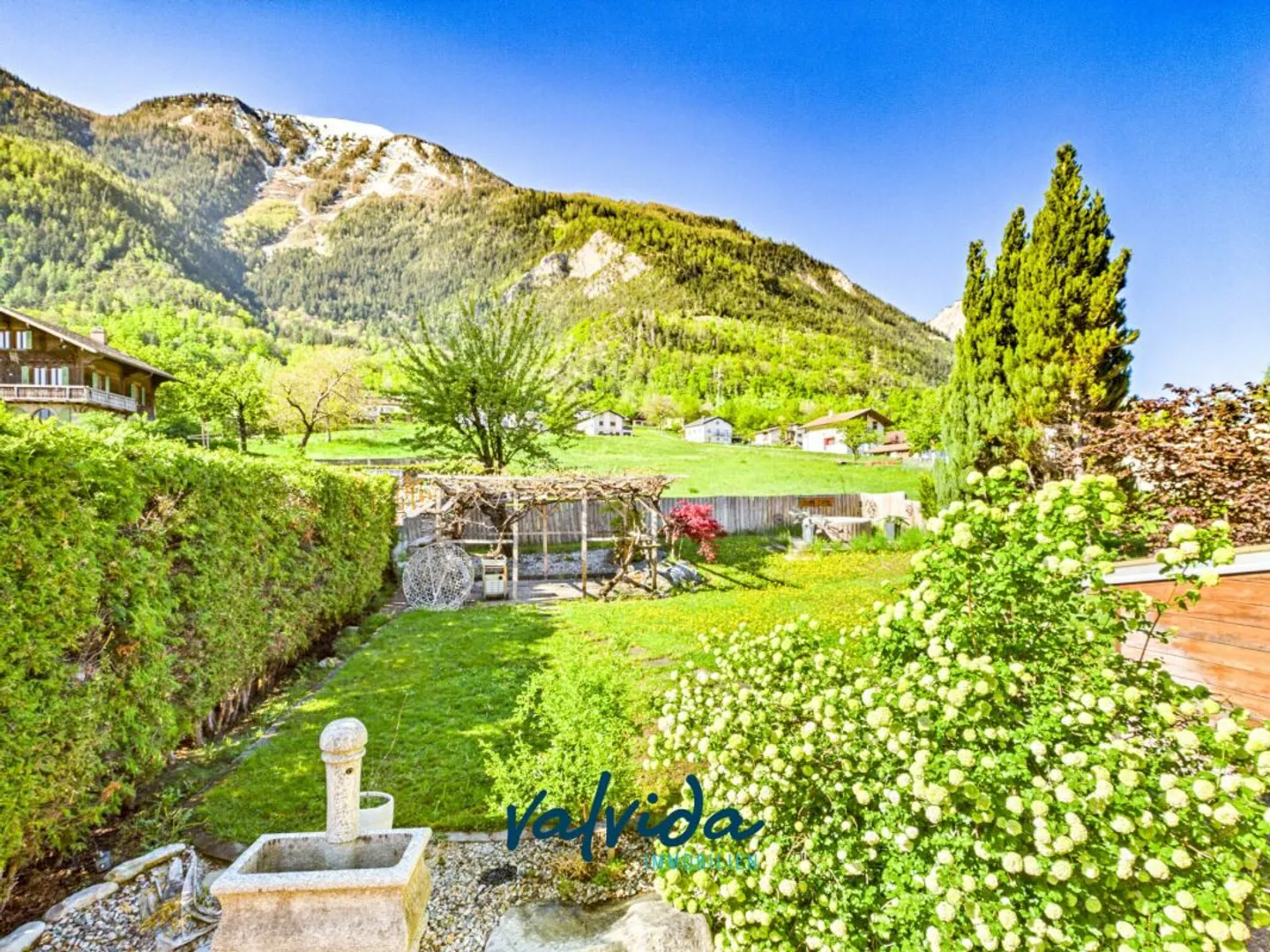 Residential & Commercial Building in Agarn with 5.5-Room Apartment, Retail Space & 1,100 m² Plot - Photo 12 of 13