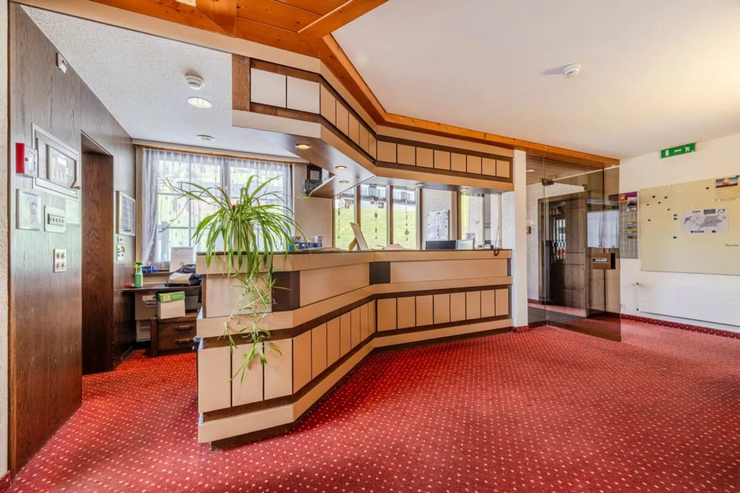 VIEL POTENZIAL AN BESTER LAGE: HOTEL TOGGENBURG MIT TRAUMAUSSICHT UND IDEALER STRUKTUR - Foto 3 von 13