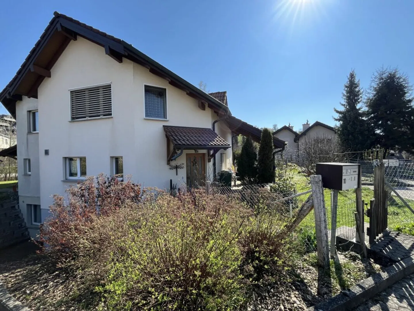 Charming semi-detached house with large garden and plenty of potential in a quiet location in Bözen - Photo 1 of 13
