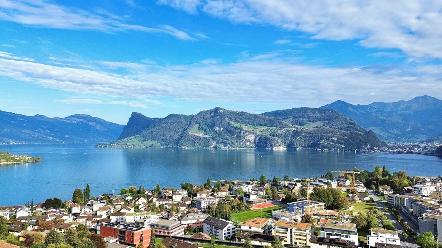 Appartement duplex exclusif de 5½ pièces avec vue panoramique sur le lac et les montagnes à Hergiswil - Photo 2 sur 13