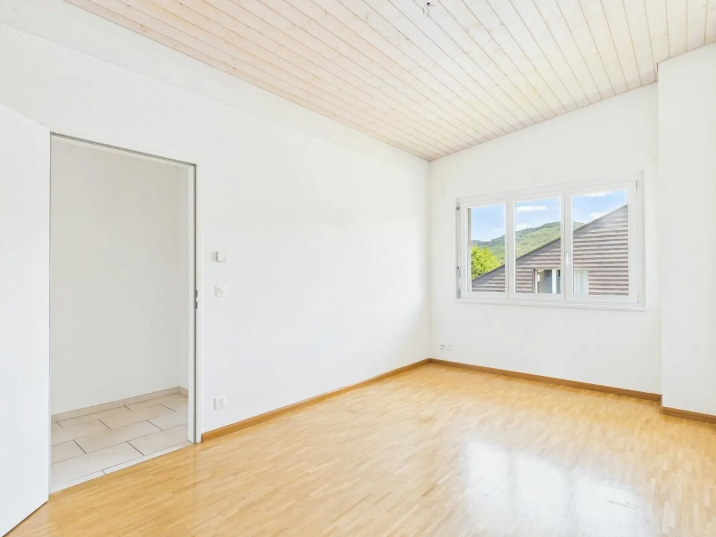 Ampio attico in posizione tranquilla con grande balcone - Foto 4 di 13