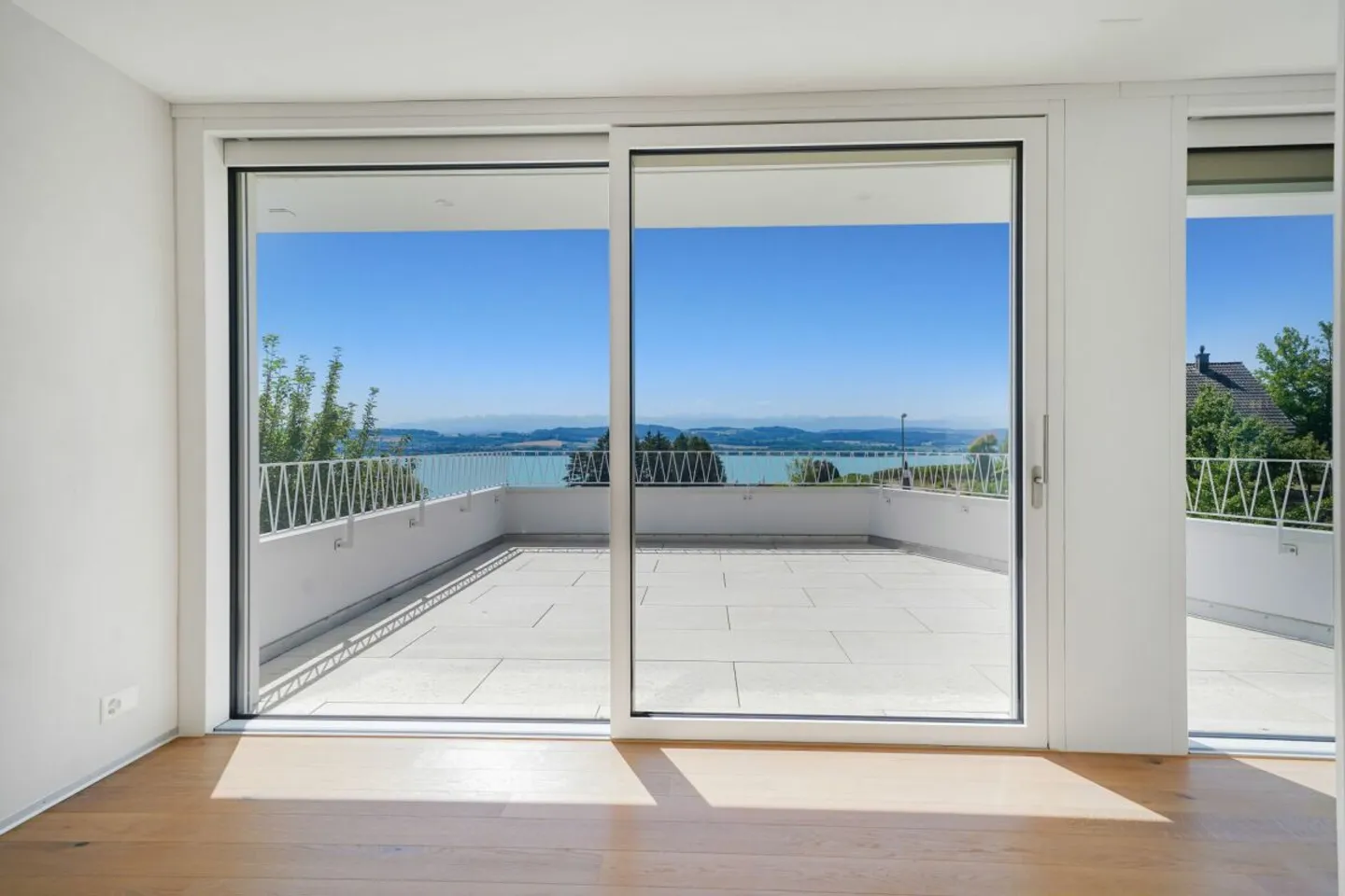 Exklusive 4.5 Zimmer Neubau Terrassenwohnung mit atemberaubender Weitsicht über den Murtensee - Foto 1 von 13