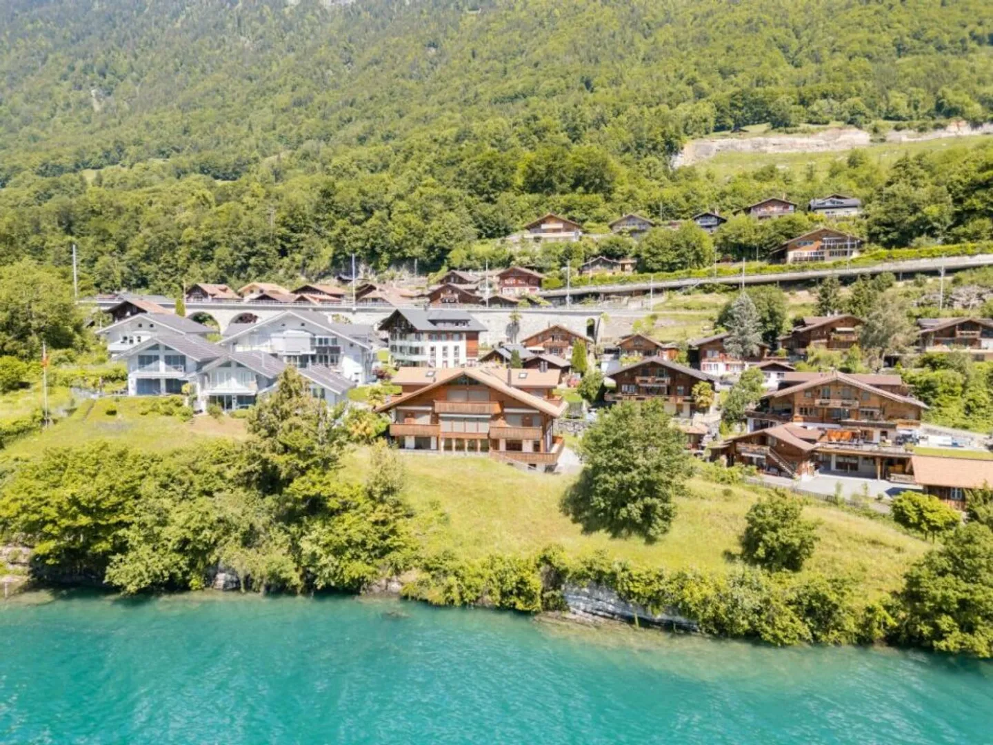 Beautiful 4.5-room apartment with boat space and lake view, Chalet Brienzersee - Photo 1 of 13