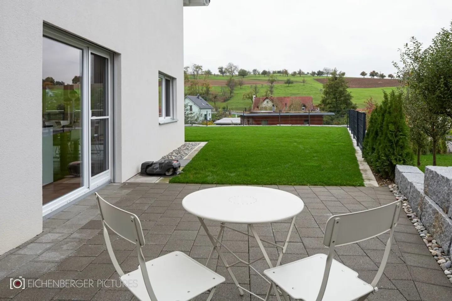 High-quality single-family home in Zeihen - elevated location, plenty of privacy & beautiful views - Photo 2 of 12