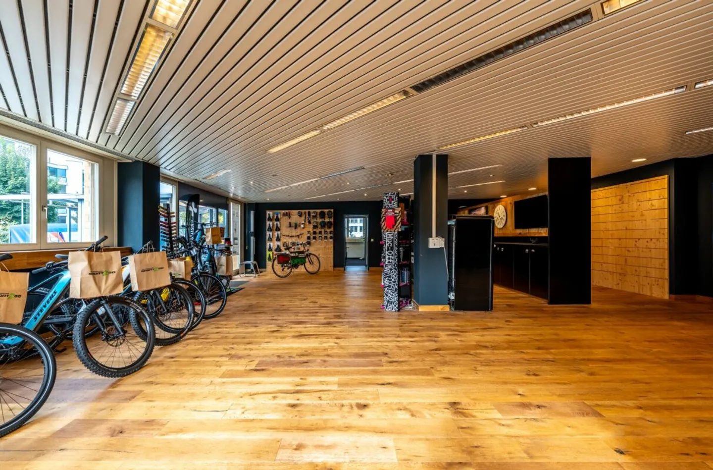 Espaces commerciaux au rez-de-chaussée avec possibilité de reprise des aménagements - Photo 1 sur 11