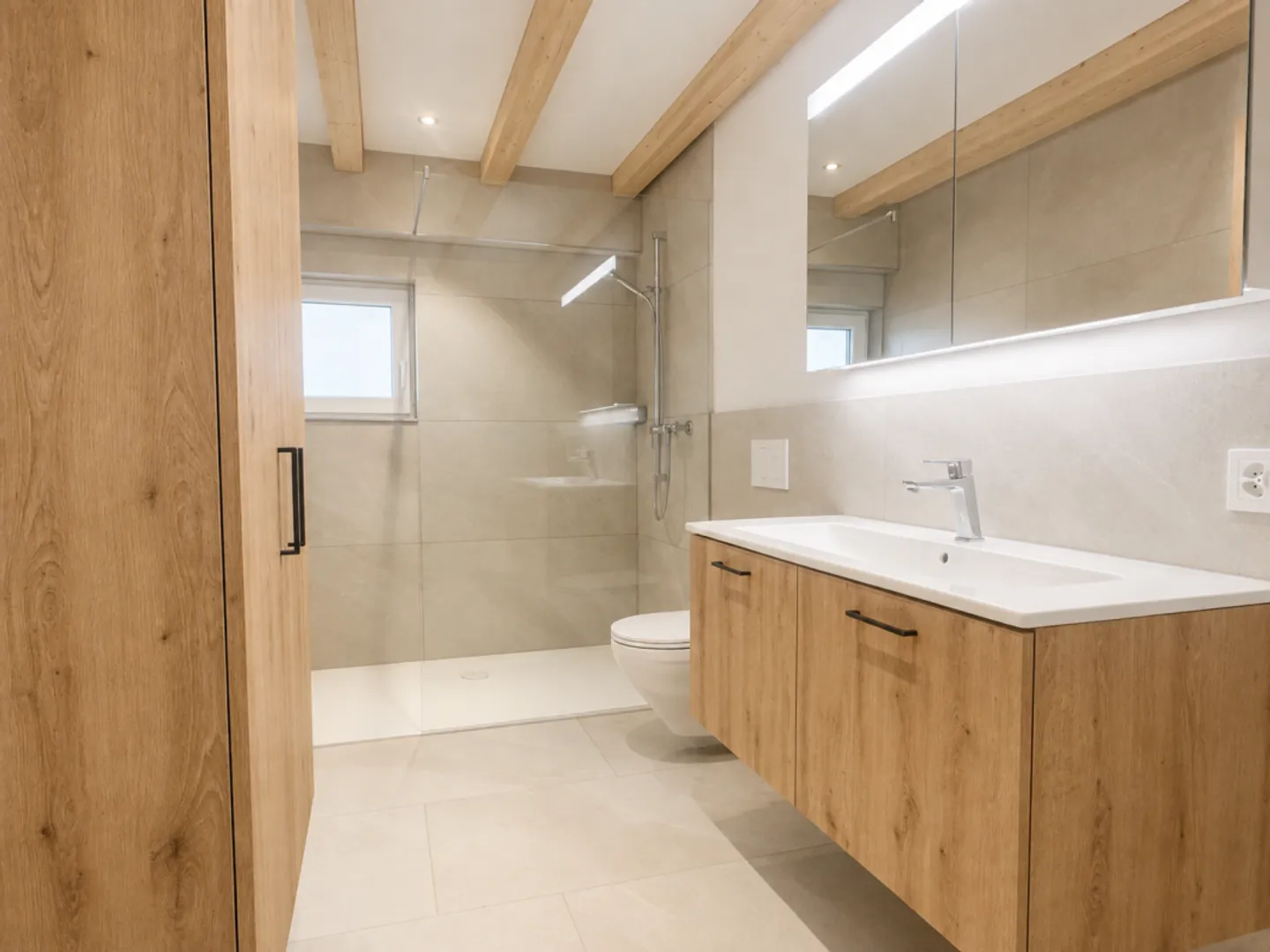 Stylishly renovated 3-room apartment with large covered terrace - Photo 9 of 10