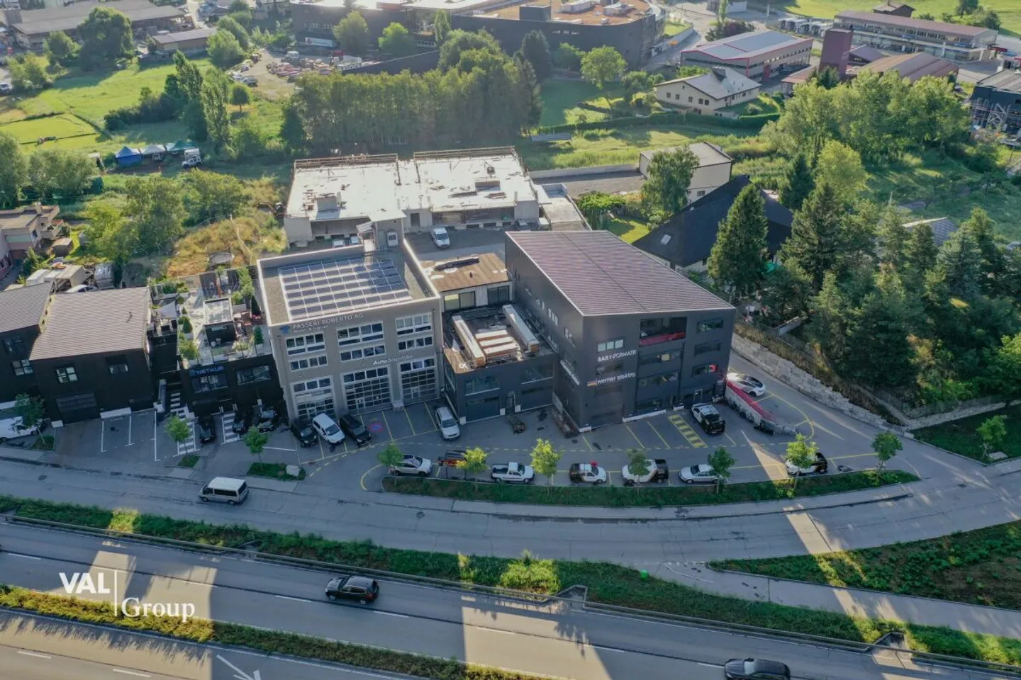 Entrepôt et hall de production dans un emplacement parfait - Photo 3 sur 9