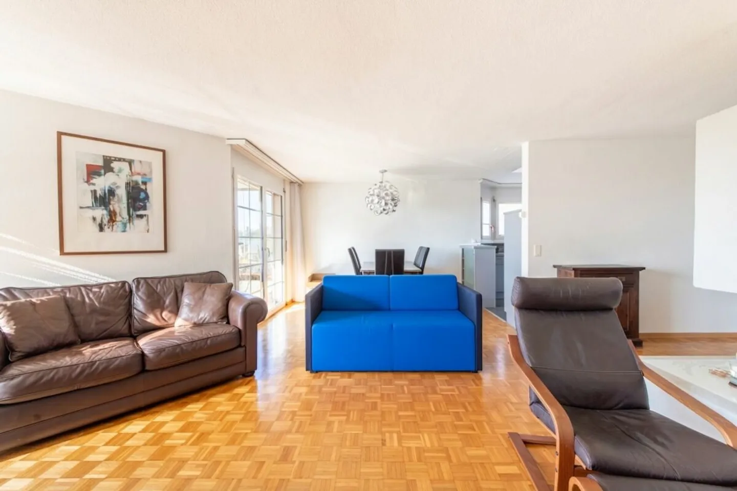 Appartement en rez-de-chaussée lumineux de 5,5 pièces avec beaucoup de confort de vie - Photo 3 sur 13