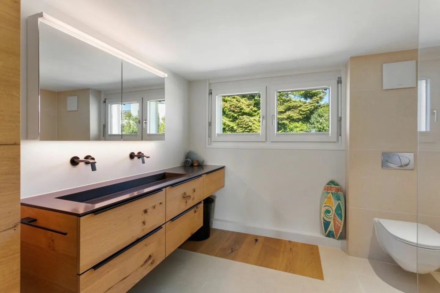 Like-new renovated and modern apartment in the green with great views - Photo 11 of 13