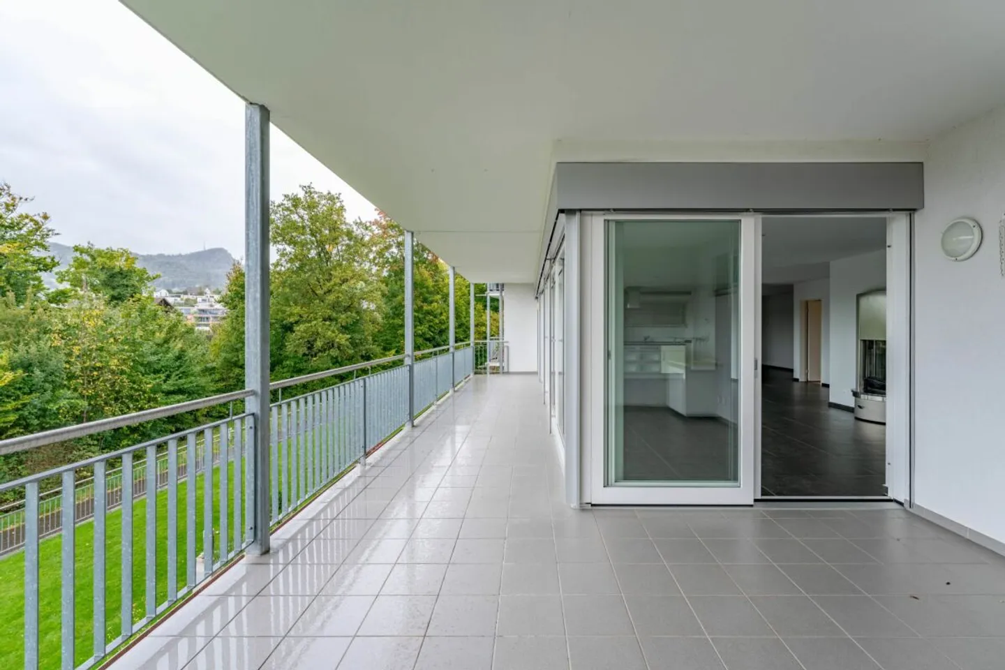 Appartement exclusif de 4.5 pièces avec cheminée, balcon de 37 m² et vue dégagée - Photo 5 sur 13