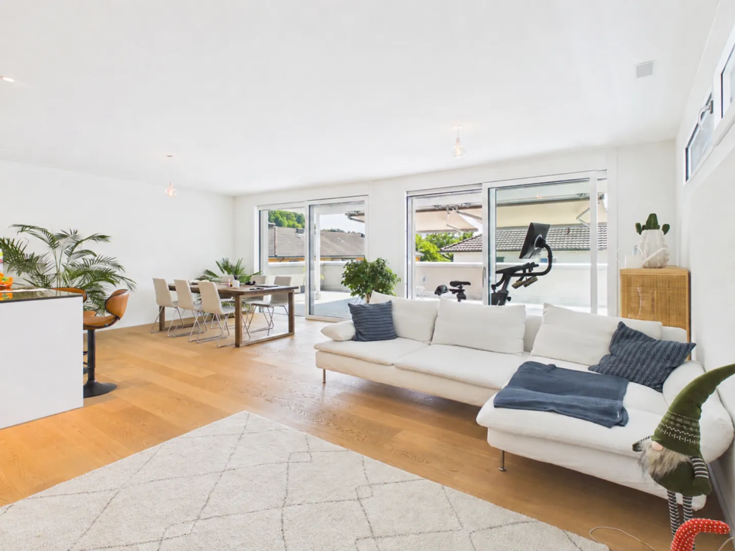 Exclusive 3.5-room penthouse apartment with generous outdoor spaces in Binningen - Photo 7 of 13