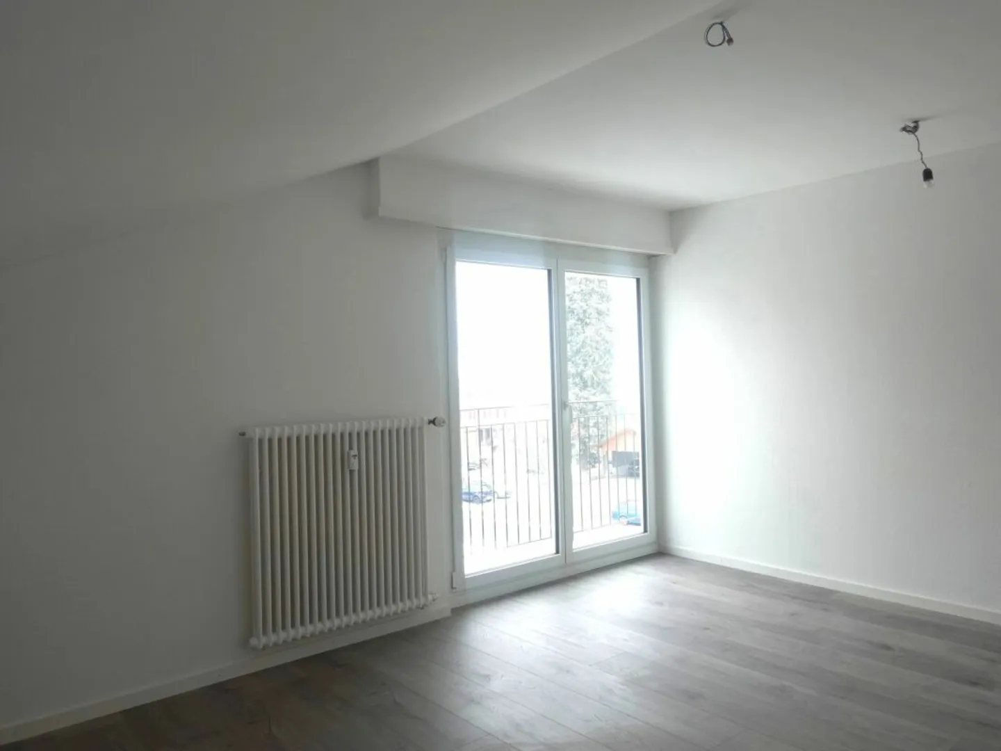 Appartement abordable de 2,5 pièces dans les combles - Photo 2 sur 5
