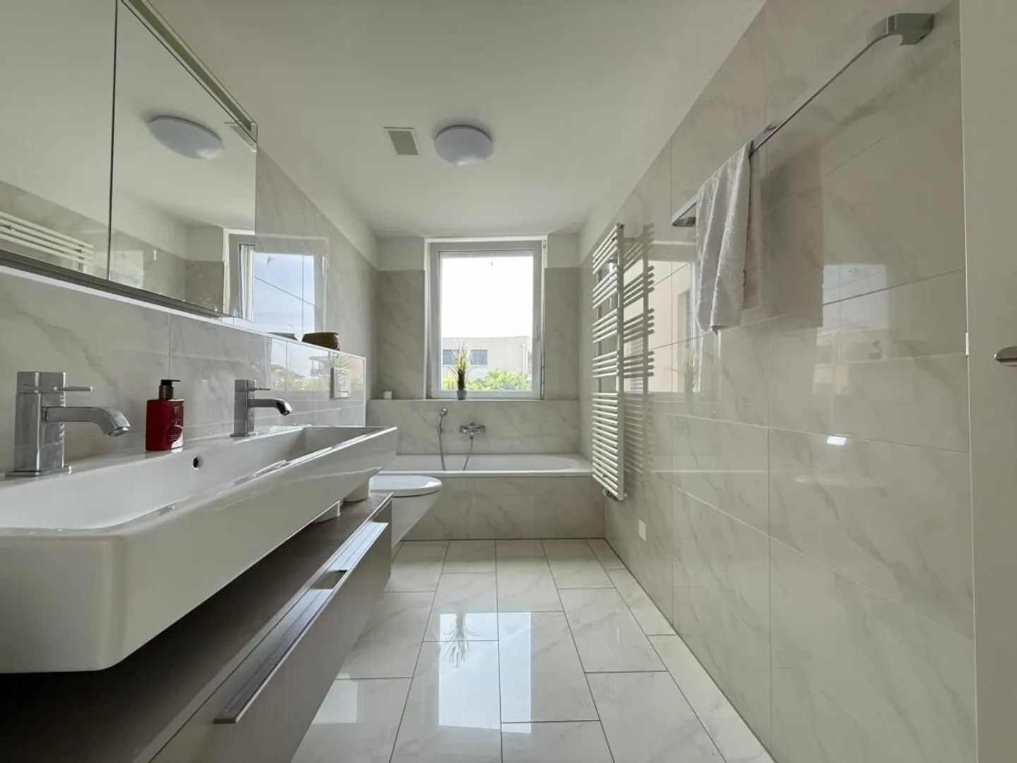 Charmante Wohnung mit grosser Terrasse - Foto 6 von 6