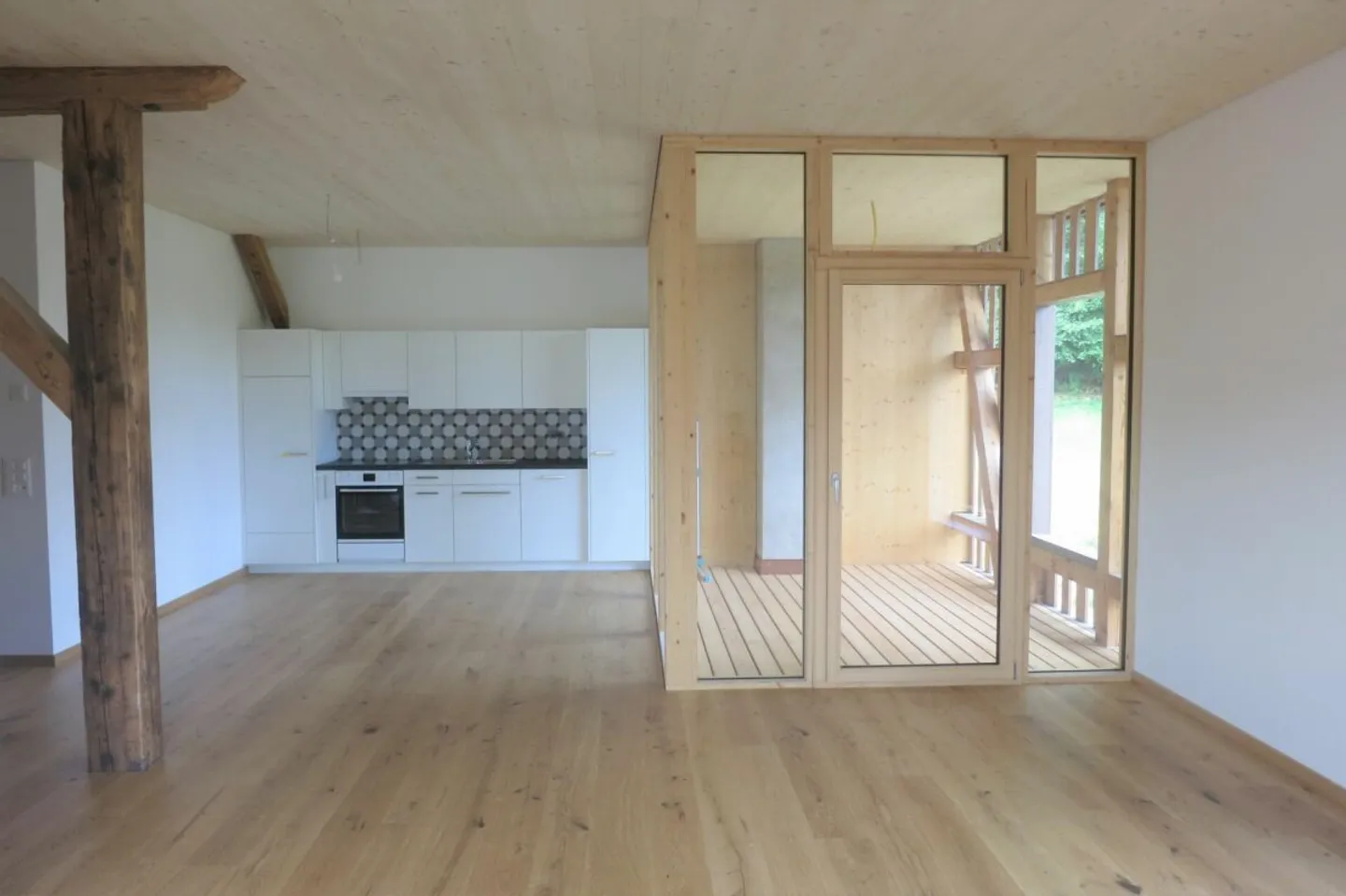 Einzigartiges Wohnambiente - 2½ Zimmer mit Holzelementen und Loggia - Photo 2 sur 7