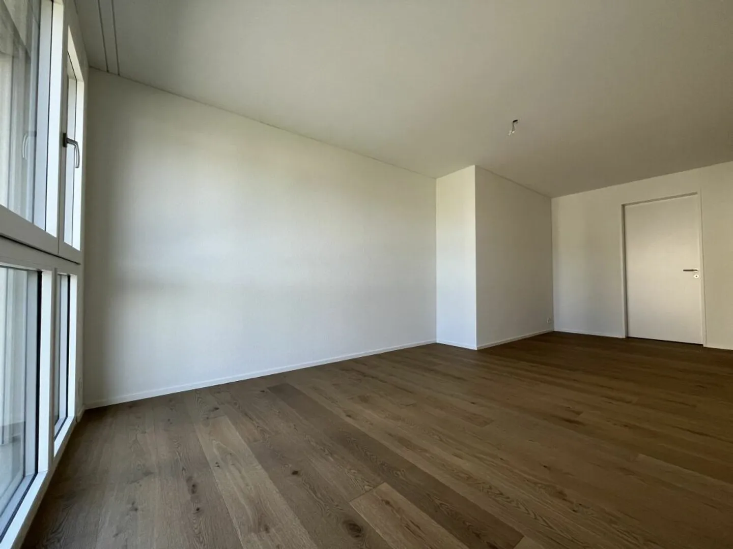 Après la première occupation - Appartement mansardé moderne de 4,5 pièces au cœur d'Uffikon - Photo 6 sur 11