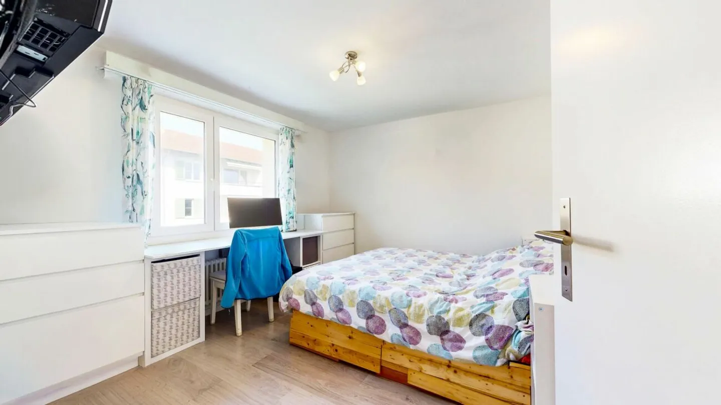 Appartement bien entretenu avec balcon, cave, grenier et place de parking - Photo 12 sur 13