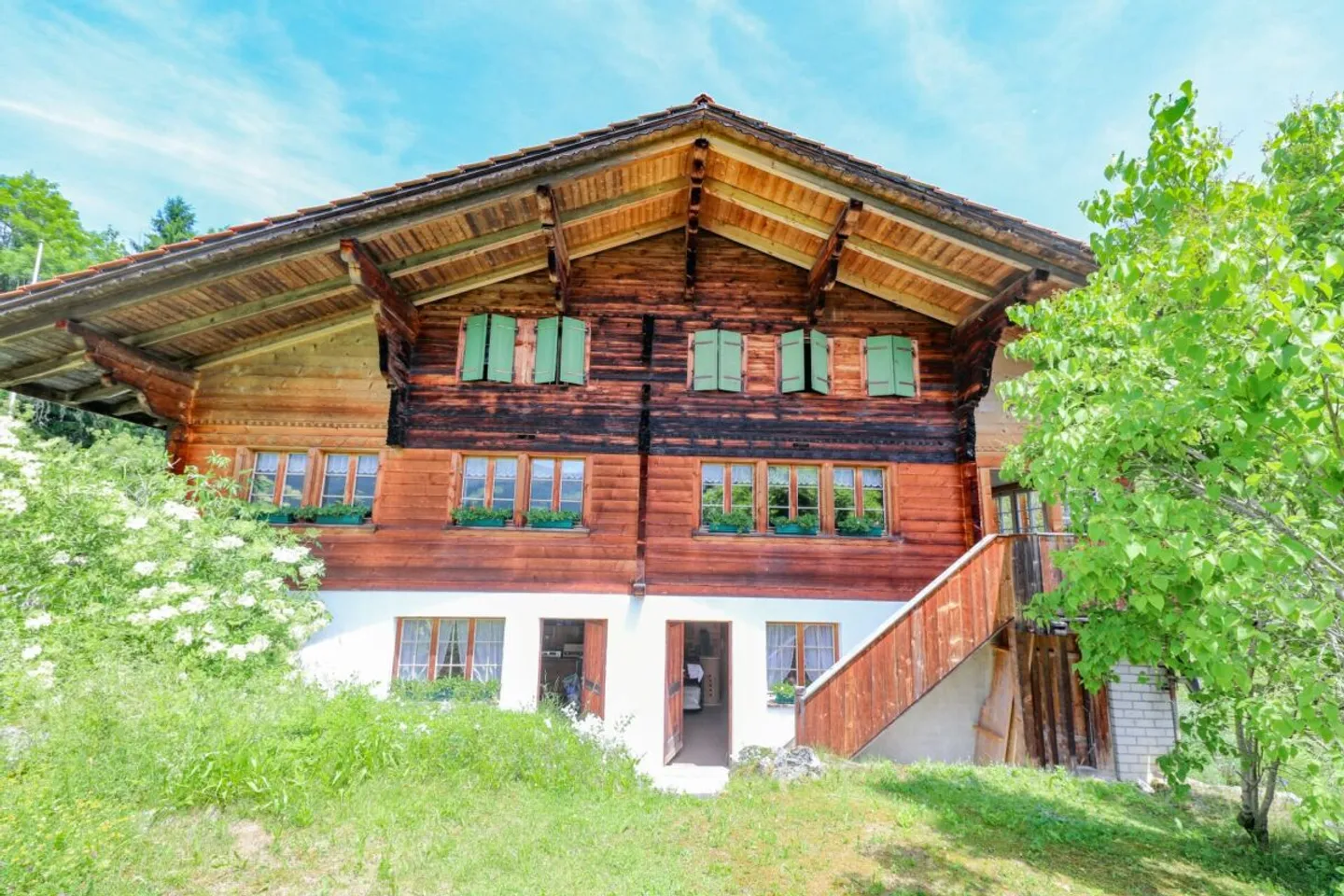 Chalet accogliente in una posizione soleggiata con garage e bella vista - Foto 1 di 7
