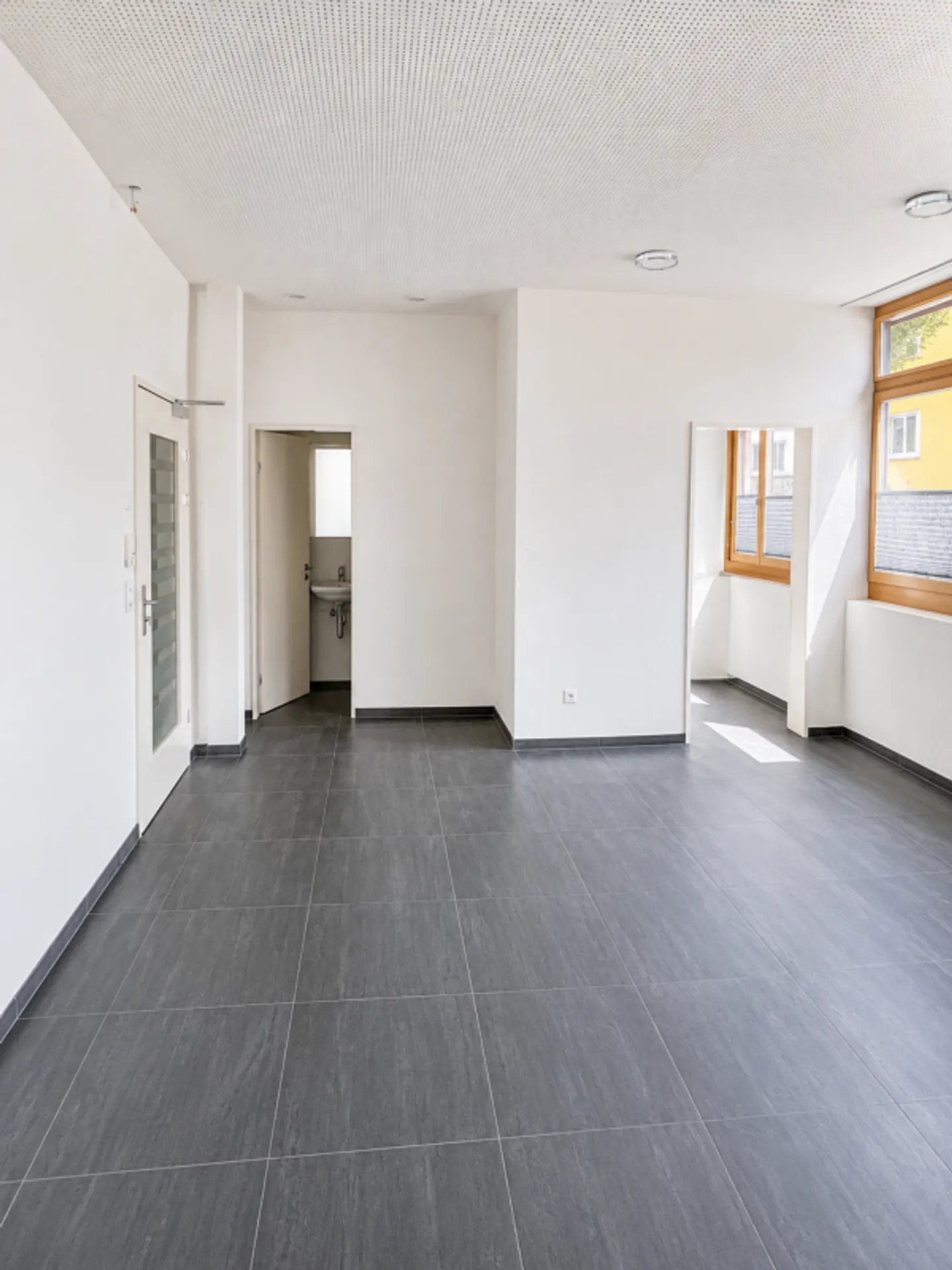 Espace commercial polyvalent dans un emplacement central à Reichenburg - Photo 6 sur 10