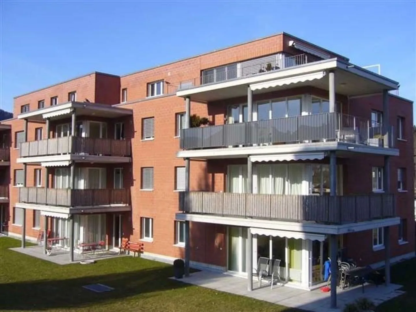 Ampio appartamento familiare di 4,5 stanze con balcone soleggiato a sud - Foto 1 di 13
