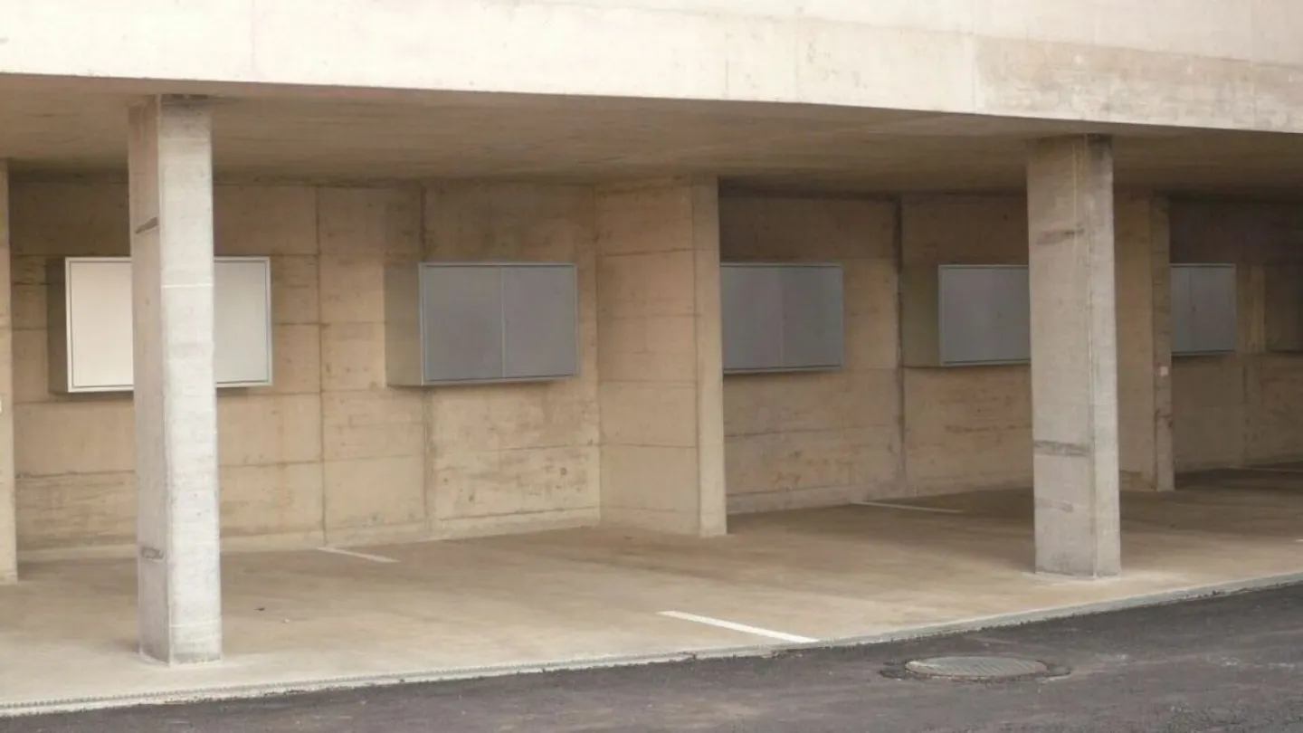 Gedeckter Abstellplatz in der Nähe der Stadt - Foto 3 von 3