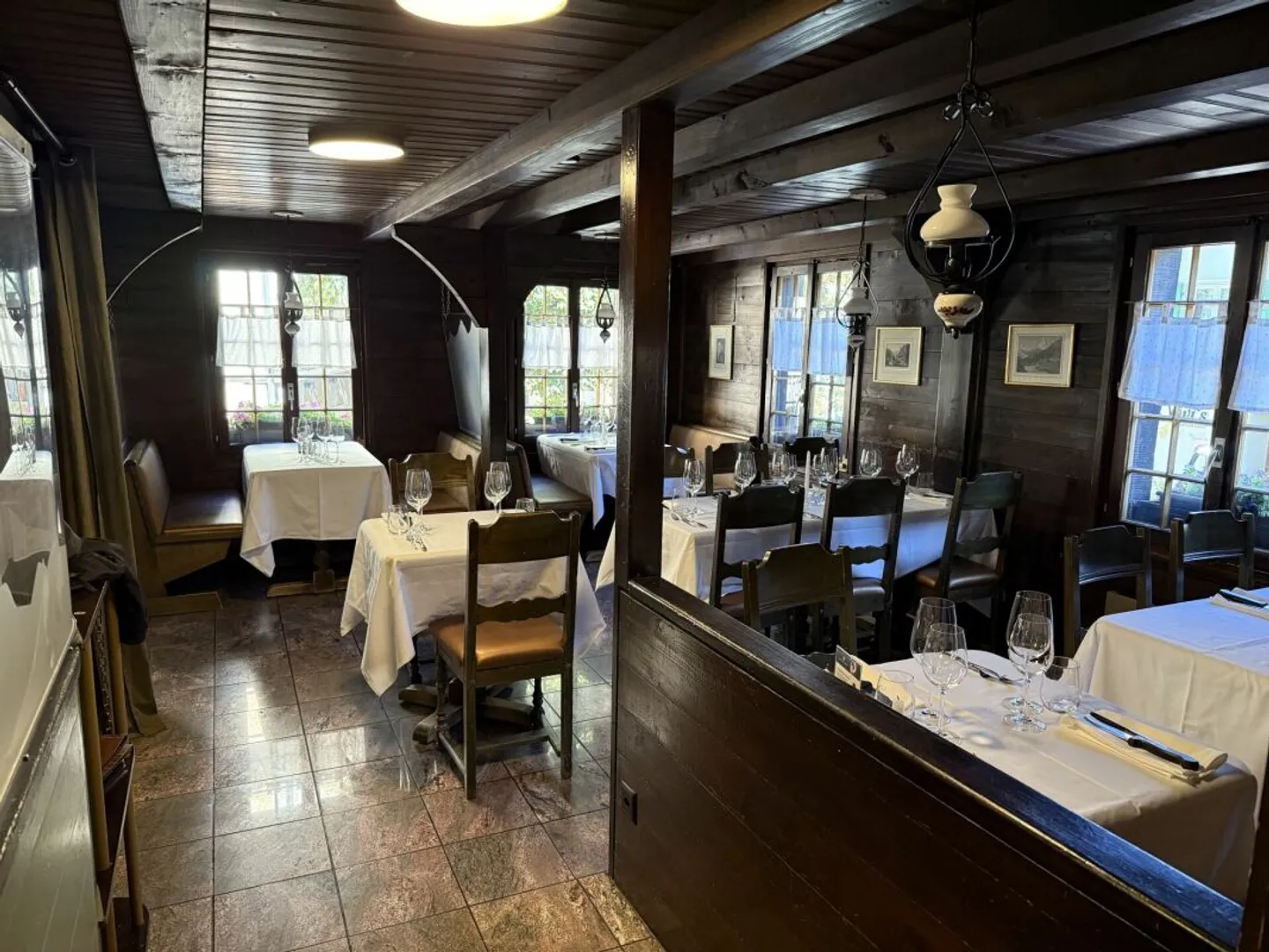 Opportunità unica - Ristorante tradizionale in vendita nel cuore pittoresco di Briga in Vallese - un luogo pieno di fascino, cucina squisita e calda ospitalità attende nuovi proprietari ... - Foto 4 di 13