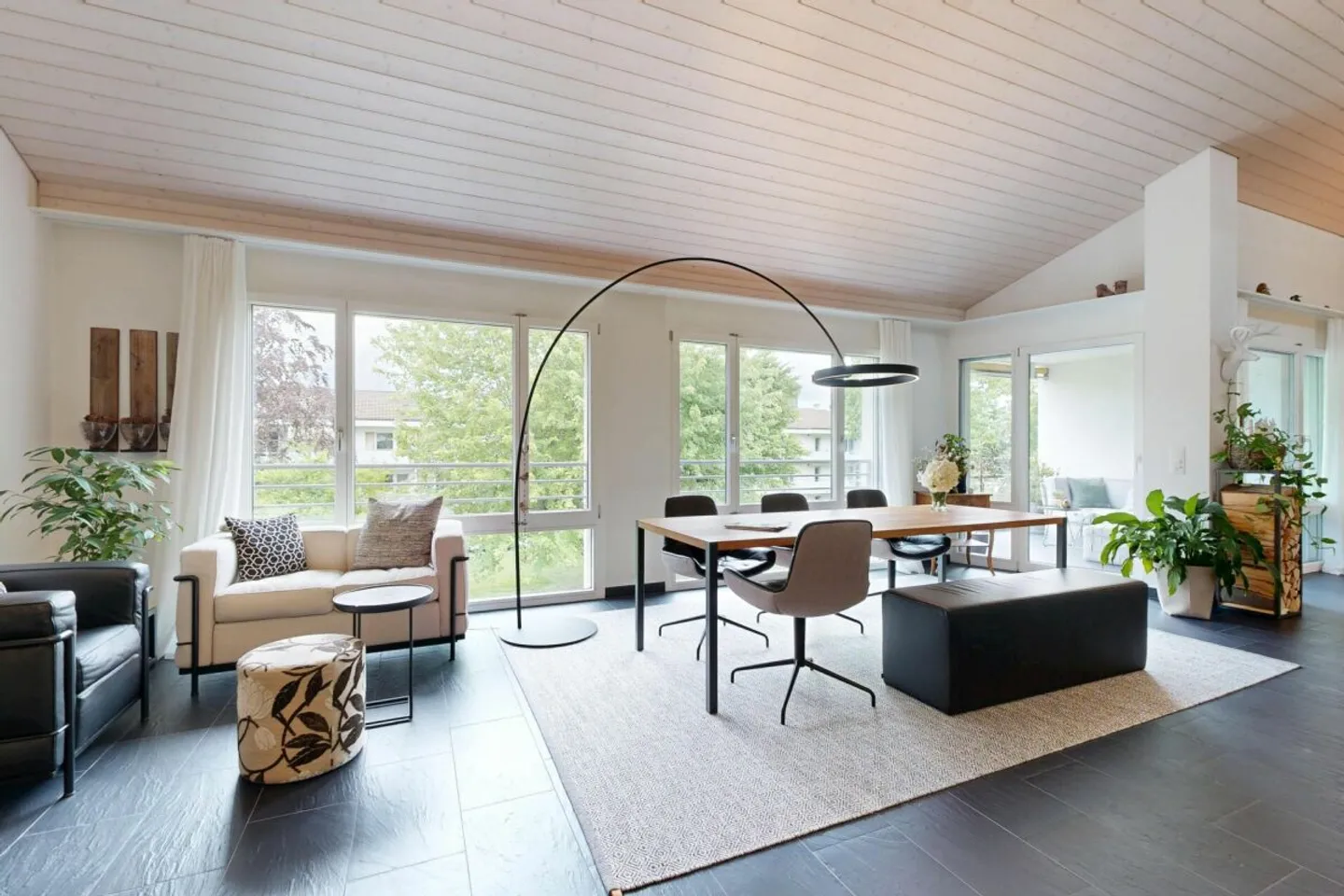 Modern condominium with various amenities - Photo 4 of 13
