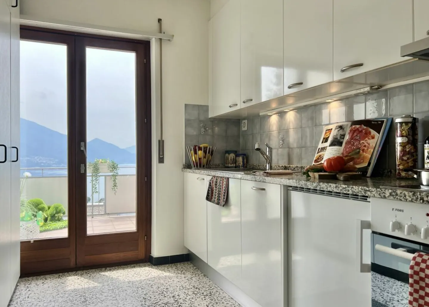 Appartement 4,5 pièces dans une maison bifamiliale avec vue sur le lac à 180°, grande terrasse ensoleillée et jardin privé - Photo 7 sur 13