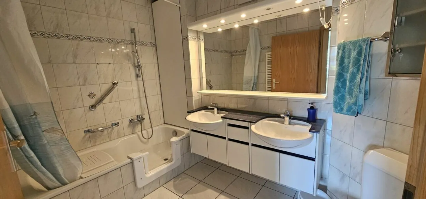 Bright and quiet 4.5 room apartment in a central location including hobby room and underground parking space - Photo 7 of 7
