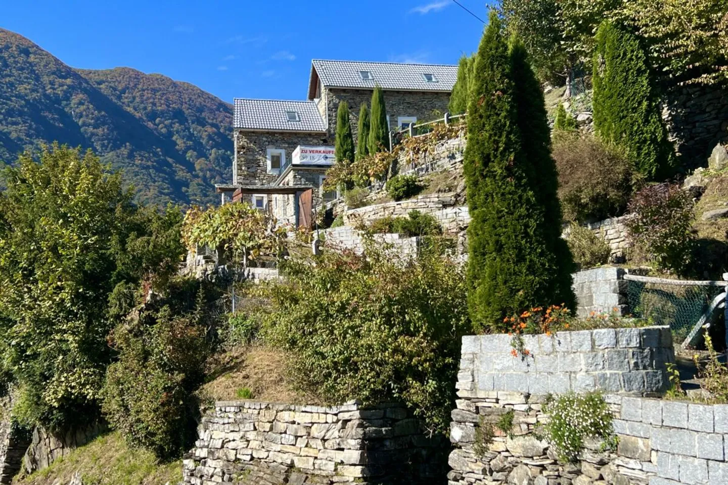 Affascinante casa in pietra ristrutturata con grande giardino e terreno edificabile separato - Foto 2 di 13