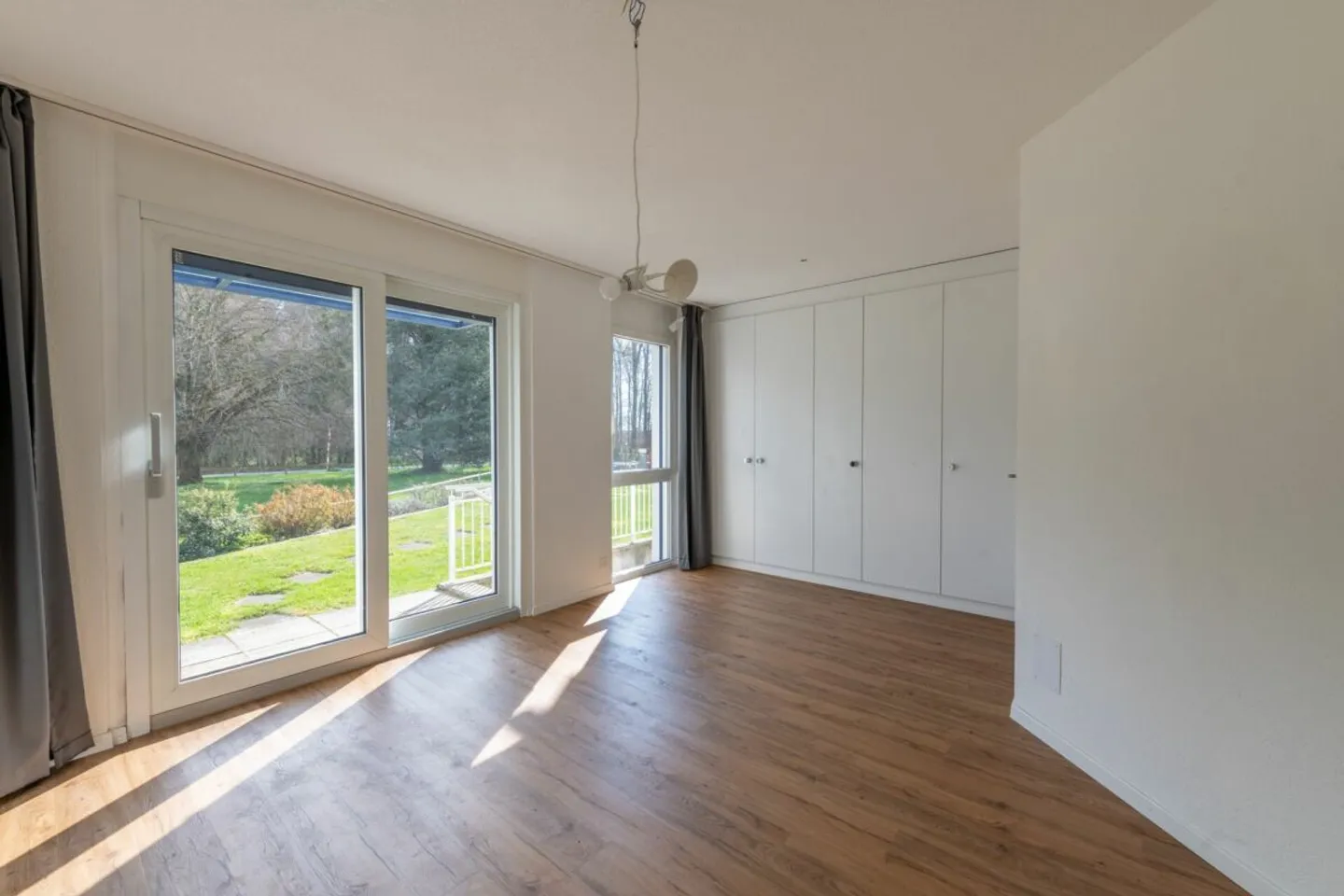 Appartement lumineux de 5,5 pièces avec terrasse et paradis vert privé - Photo 9 sur 13