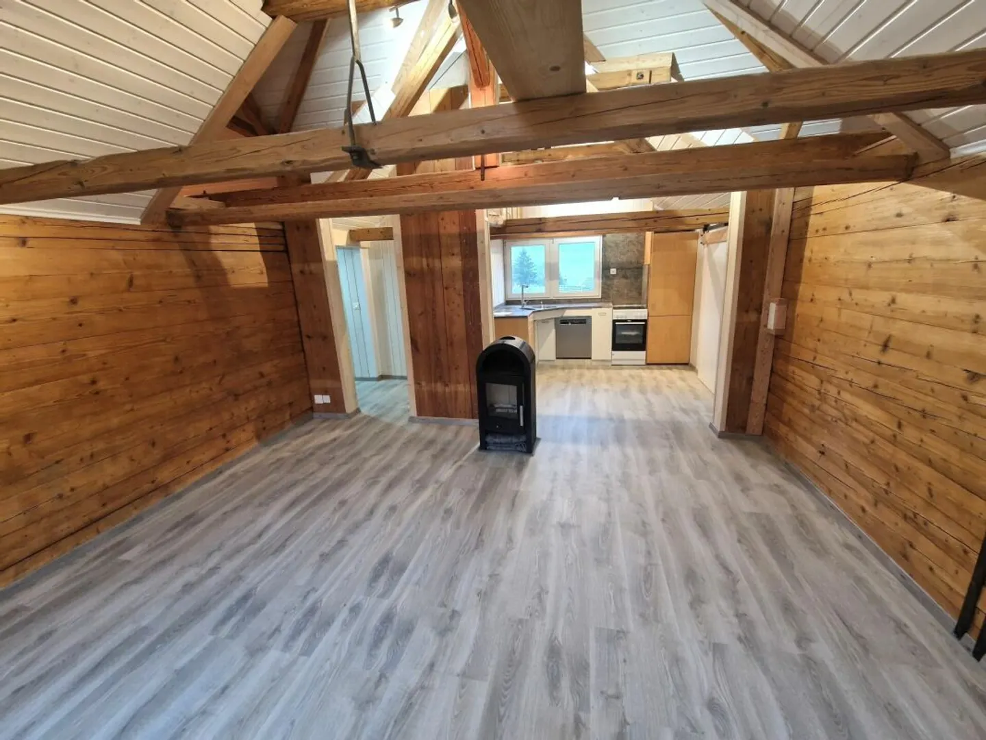 Appartement sous les combles lumineux et fraîchement rénové de 3,5 pièces avec cheminée - Photo 1 sur 9