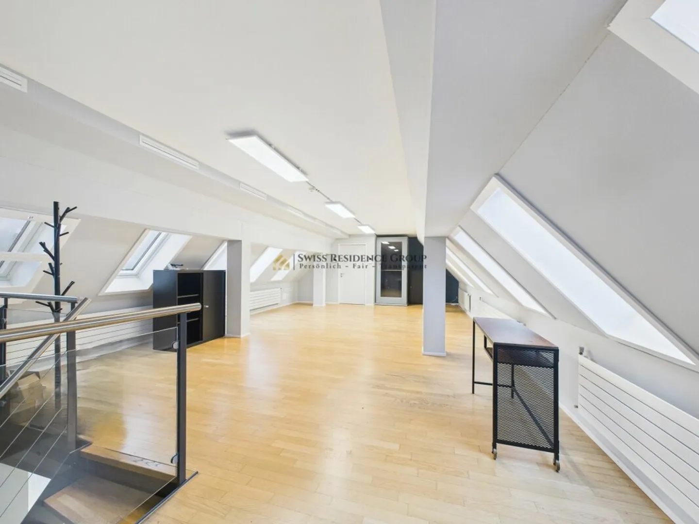 Ufficio centrale su due piani - modernamente attrezzato con vista sui tetti della città - Foto 1 di 11