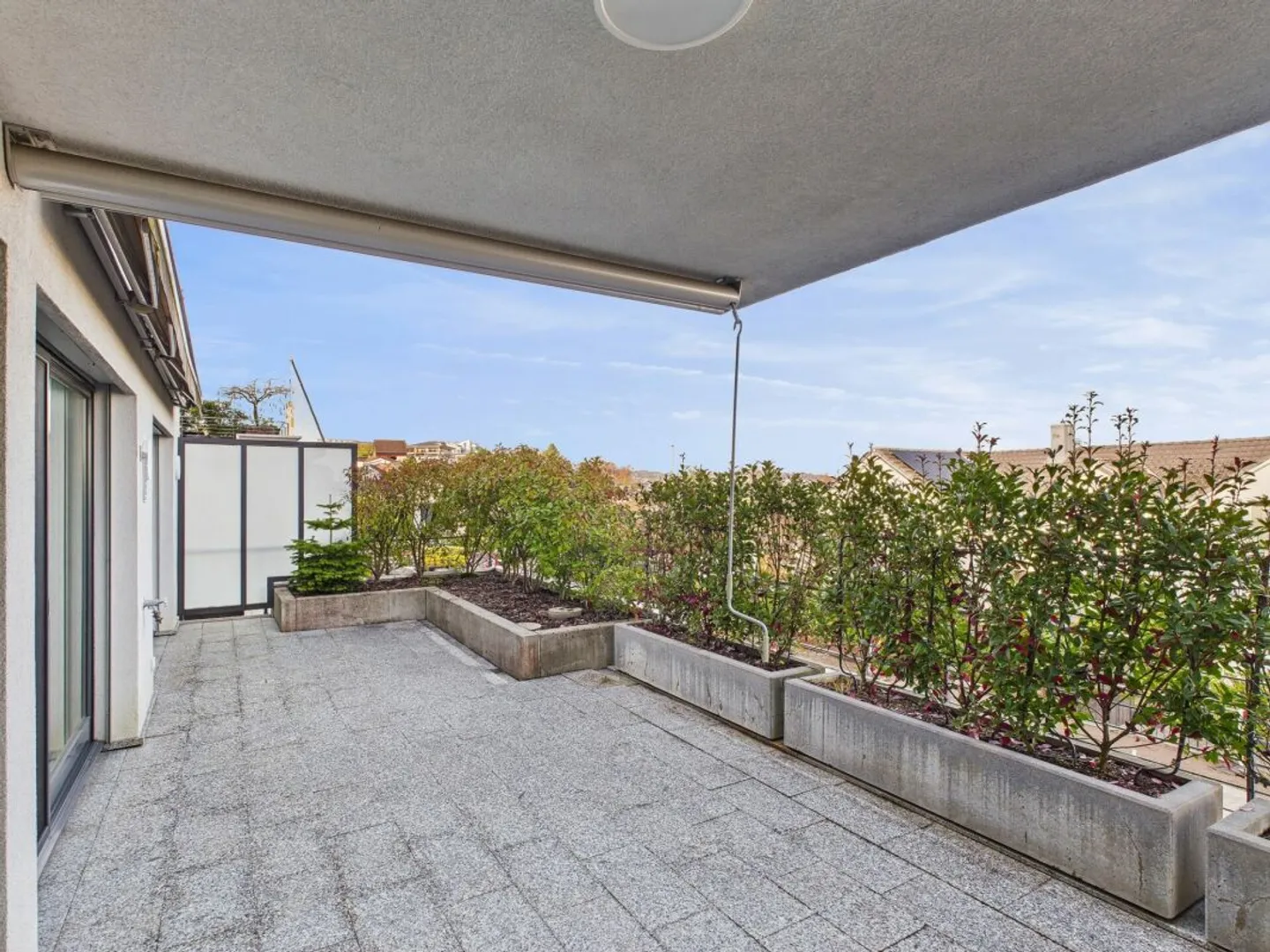 Wohnen mit Weitblick: Traumhafte 6.5-Zimmer-Terrassenwohnung mit Seesicht in Wollerau - Foto 11 von 13