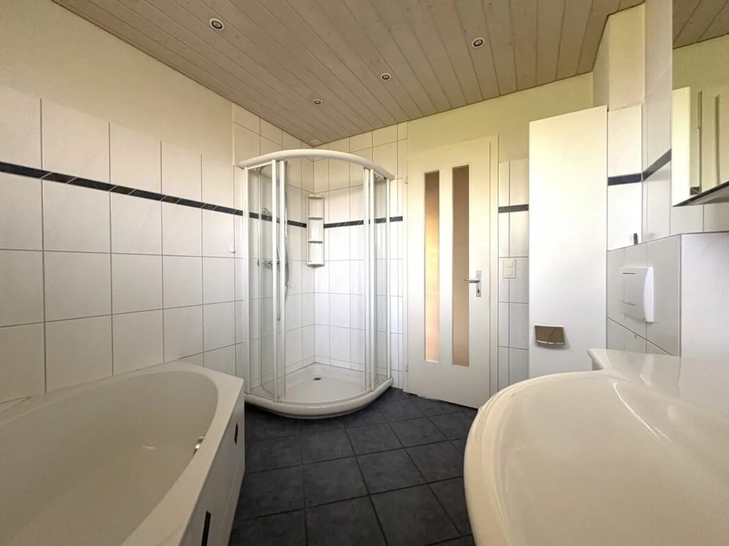 Ampia casa unifamiliare con grande potenziale in una zona residenziale tranquilla a Neftenbach - Foto 10 di 13