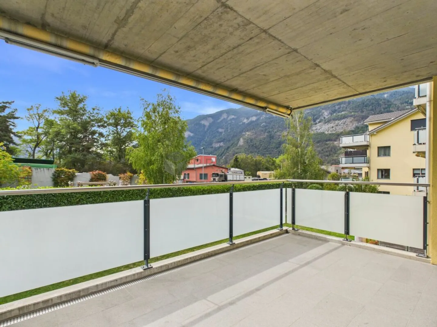 Hochwertig renovierte 4.5 Zimmer-Wohnung mit sonniger Südterrasse in Trimmis - Photo 2 of 13