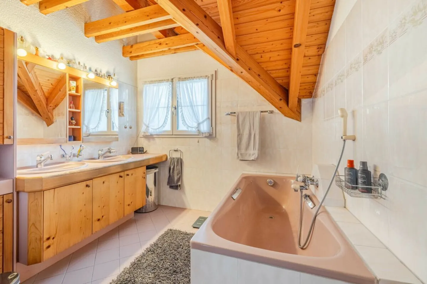 Casa unifamiliare di 5,5 stanze con garage doppio, grande giardino e vasca idromassaggio - Foto 9 di 10