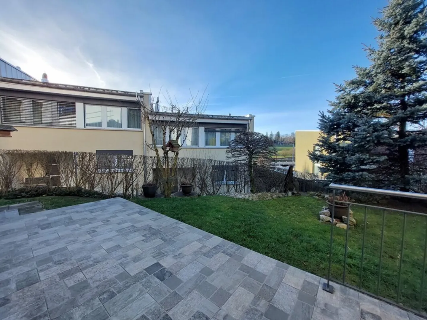 Wunderschöne zeitgenössische Villa mit großem Fenster - Foto 3 von 6