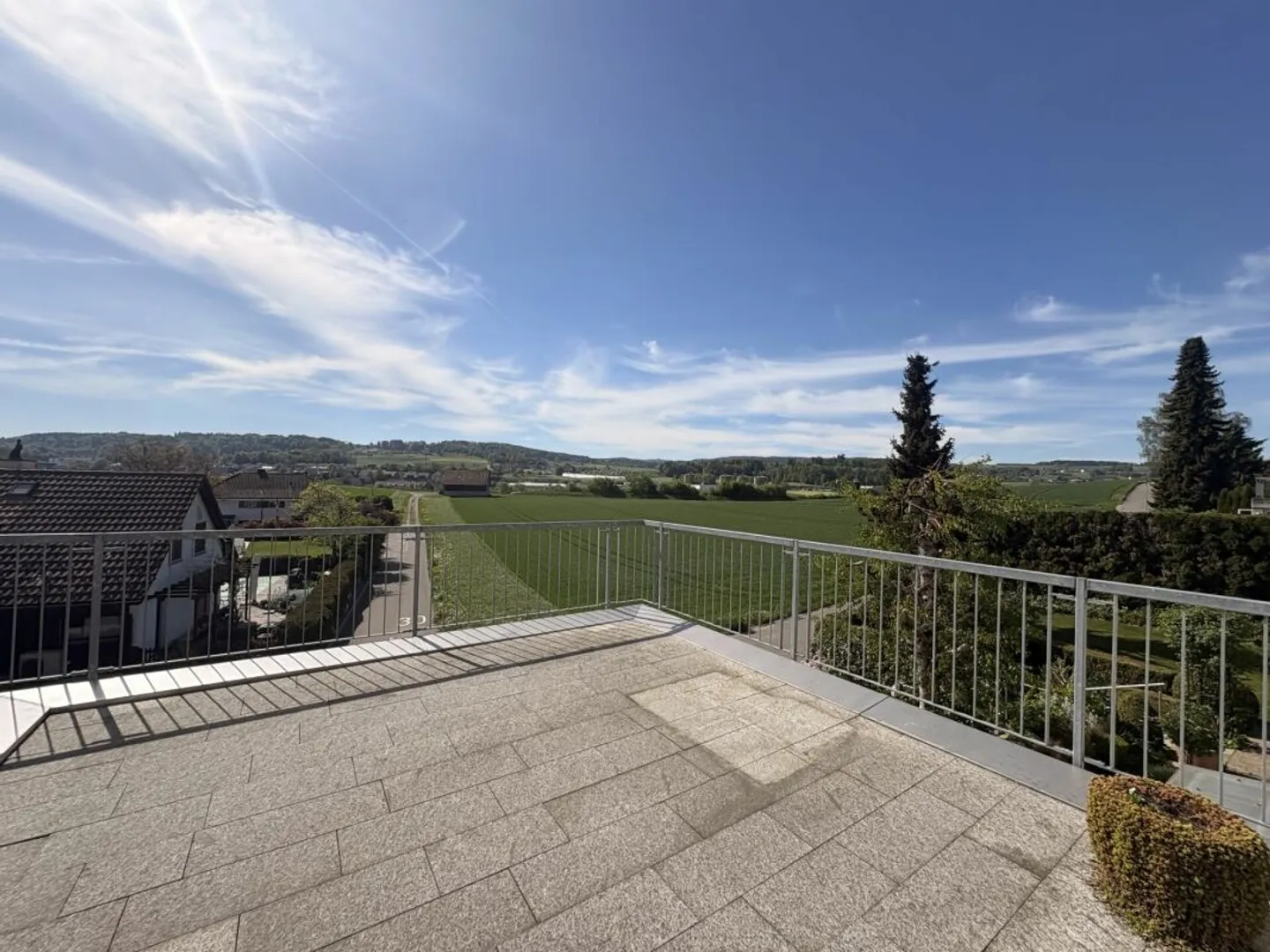 Vivre avec une vue : Maison individuelle spacieuse avec appartement - Photo 7 sur 13