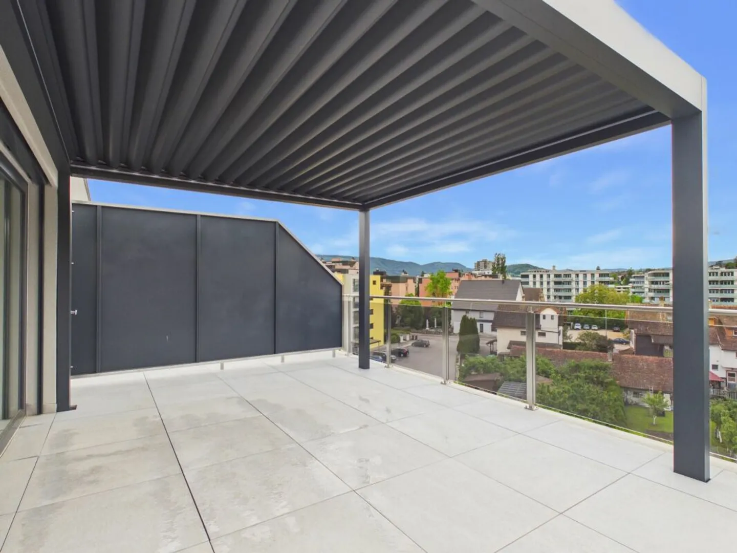 Stilvolle Attikawohnung mit grosser Terrasse und exklusiver Wohnkomfort in Delémont - Foto 1 di 13