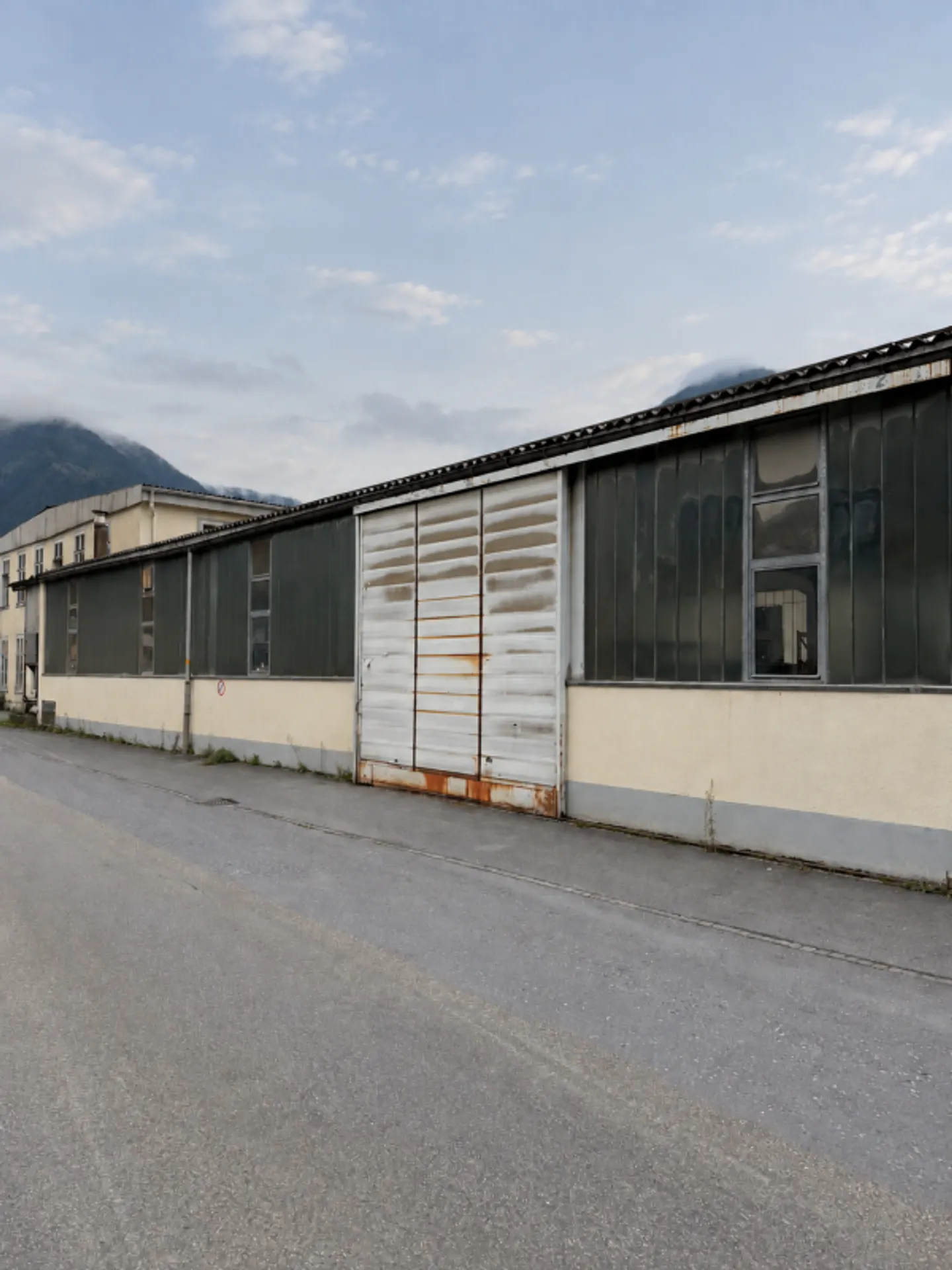 Places de stationnement extérieures et intérieures à Schwanden - Photo 2 sur 3
