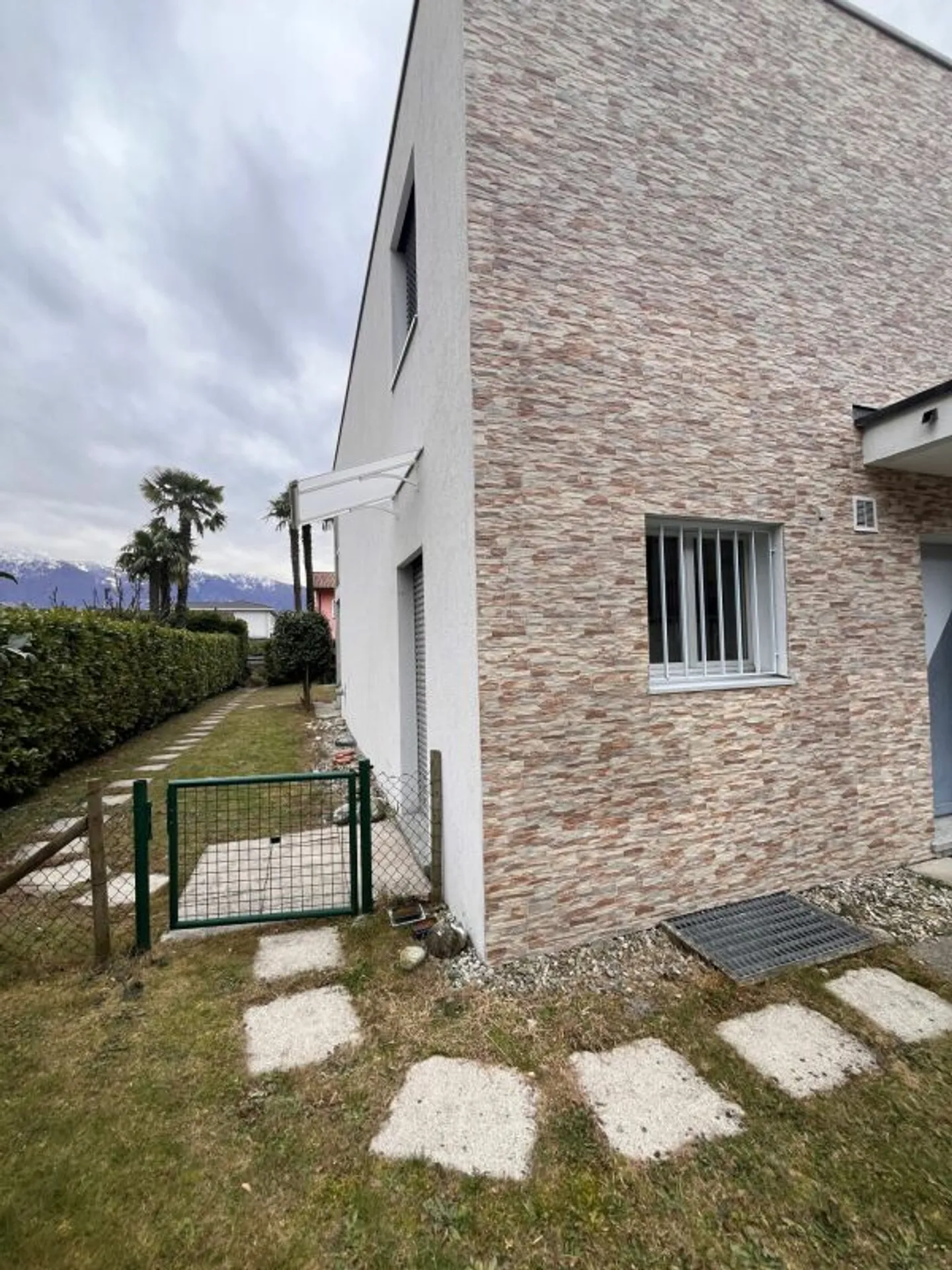 Charming Townhouse with Garden - Photo 2 of 8