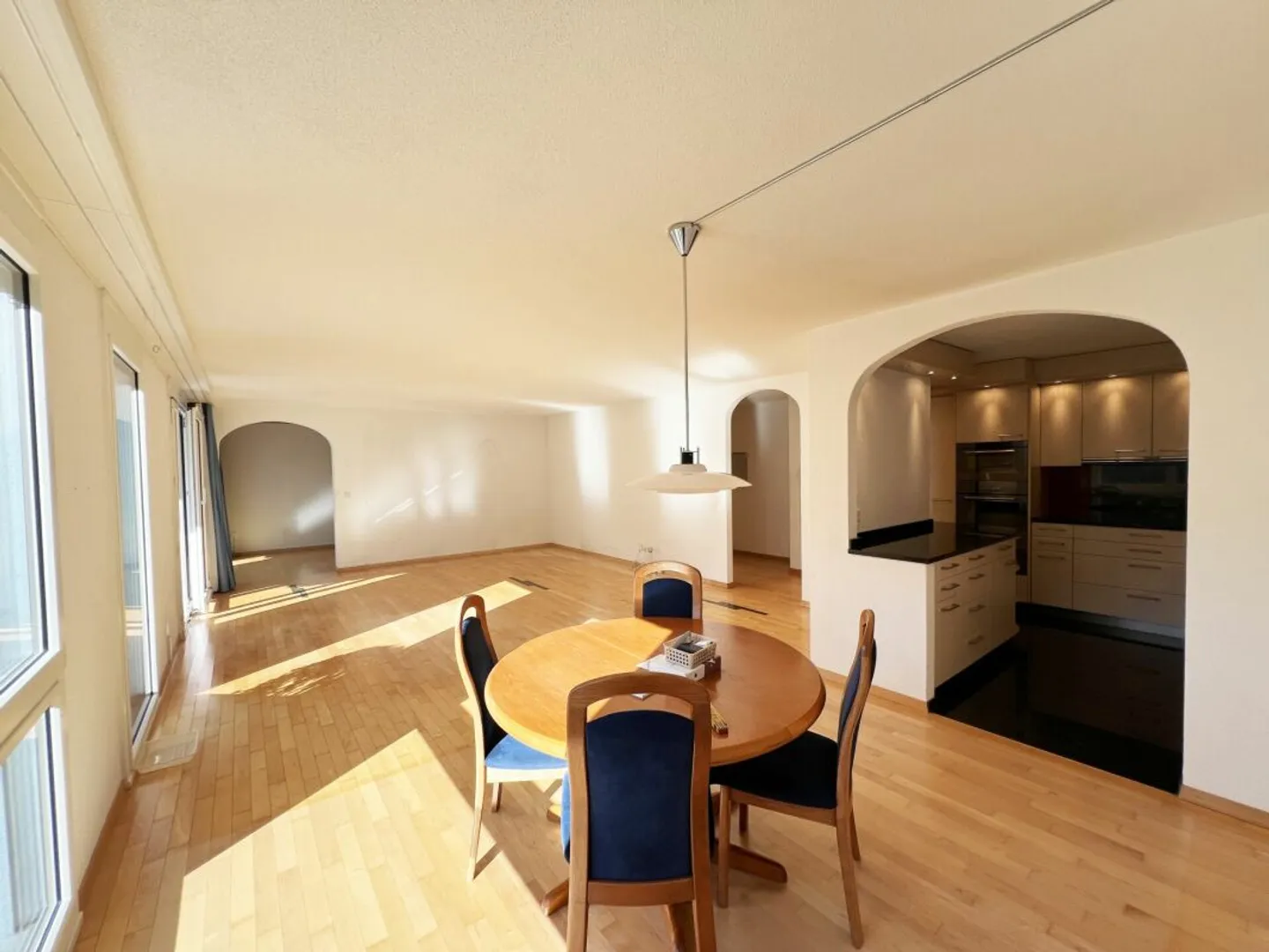 Grosszügige Wohnung mit Blick ins Grüne - Foto 3 von 9