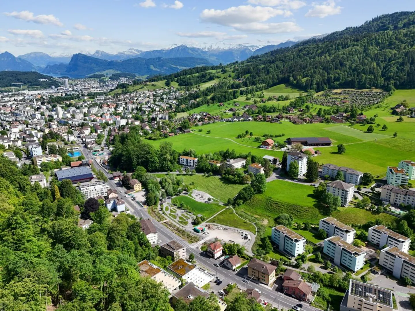Appartamento 3.5 locali appena ristrutturato con bella terrazza e vista mozzafiato a Kriens - Foto 8 di 12