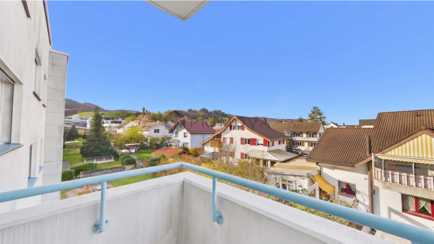 Top location in Liestal, bright 1.5 room apartment with cozy balcony and private parking - Photo 5 of 6