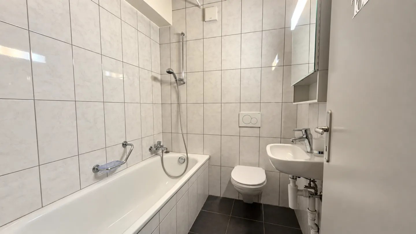 Charmant appartement de 3 pièces au rez supérieur avec fibre optique - Foto 8 von 8