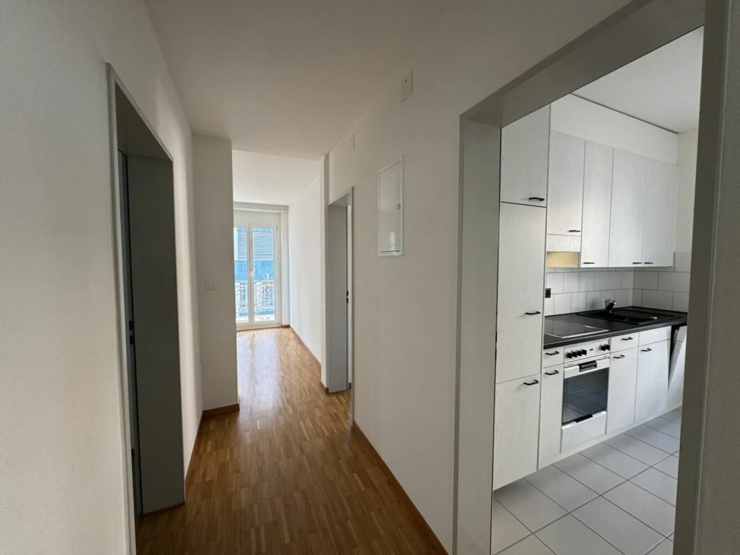 Urban living in a prime location: Beautiful 3.5-room apartment near Limmat and Zurich Wipkingen train station - Photo 3 of 8