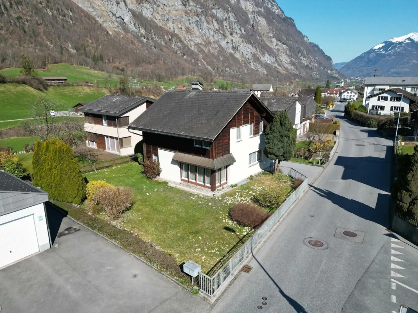 Maison individuelle détachée et charmante dans un emplacement ensoleillé à Riedern, commune de Glarus - Photo 1 sur 13