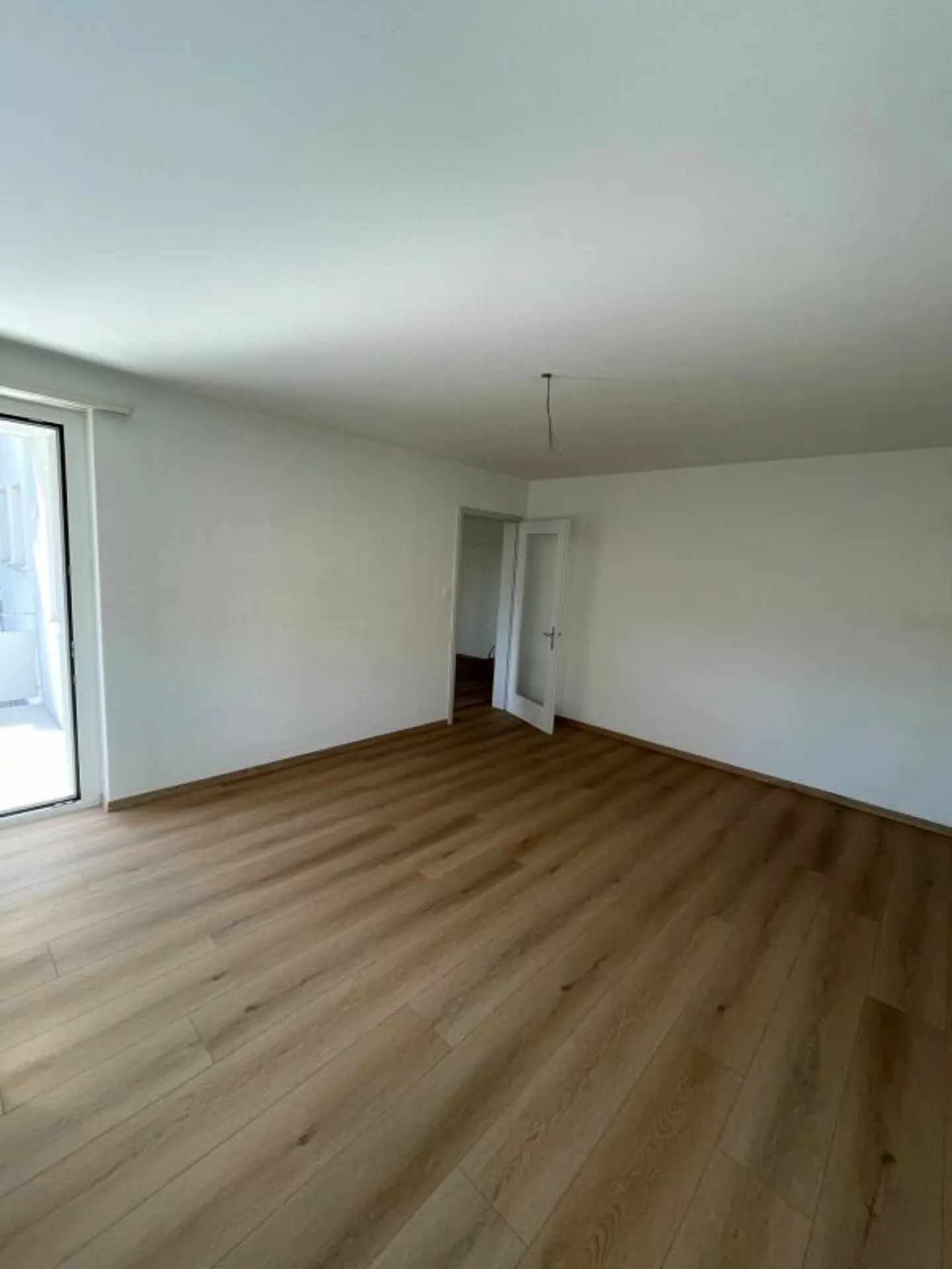 Ampio appartamento di 2 ½ stanze vicino al centro - Foto 3 di 13